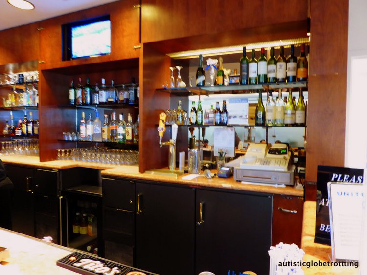 Is United MCO Red Carpet Lounge Family-Friendly red carpet lounge mco bar