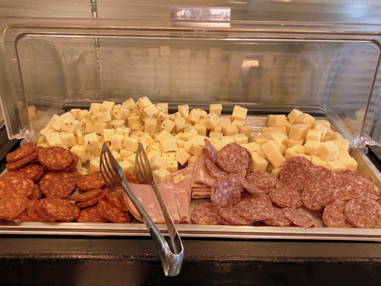 Is United MCO Red Carpet Lounge Family-Friendly appetizers