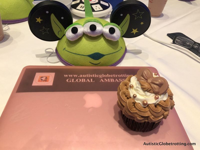 My Favorite highlights from the Disney Social Media Moms Celebration 2018 hat and gold rose cake