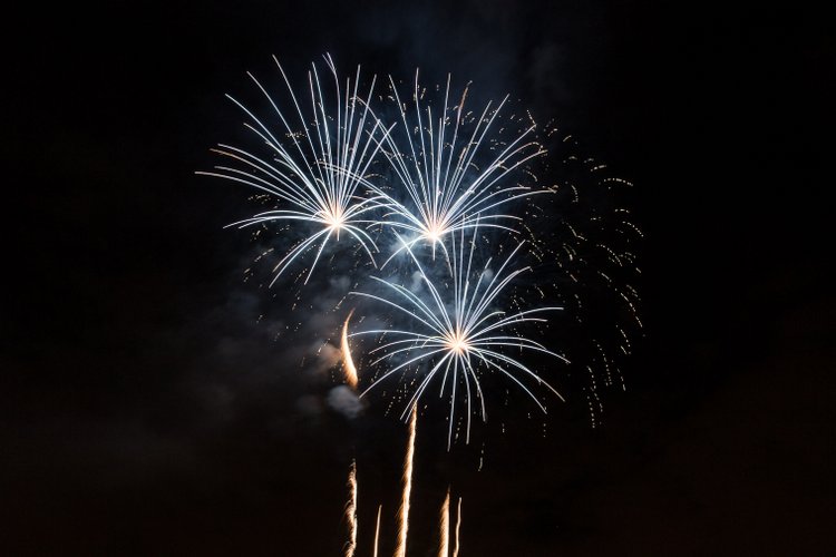 8 Best Cities to Celebrate July 4th Fireworks blue buzz